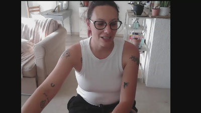 cerise132 live cam on Cam4
