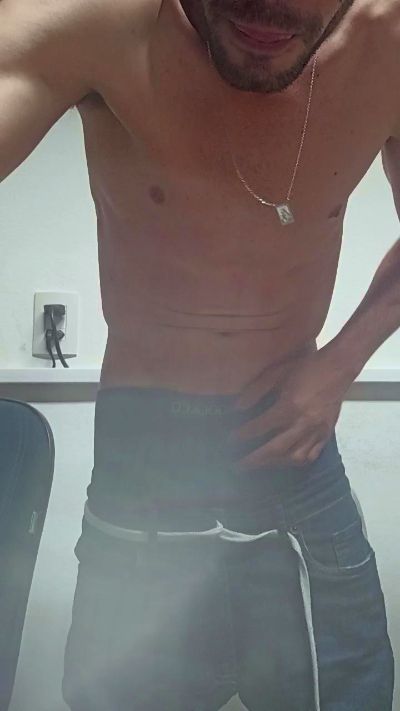 cesarhenriquea5 live cam on Cam4