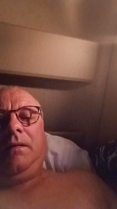 charlemagne18 live cam on Cam4