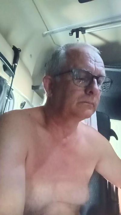 charlemagne18 live cam on Cam4
