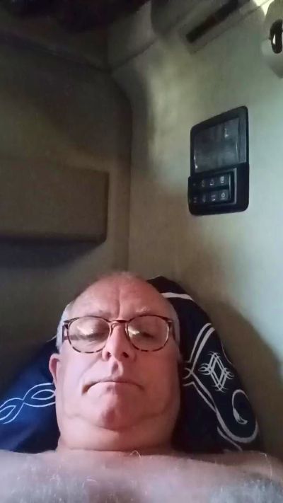 charlemagne18 live cam on Cam4