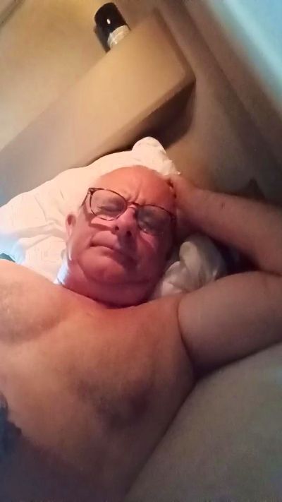 charlemagne18 live cam on Cam4
