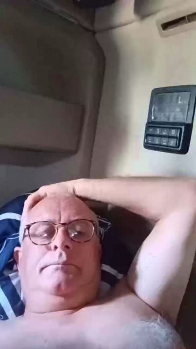 charlemagne18 live cam on Cam4