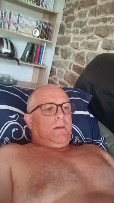 charlemagne18 live cam on Cam4