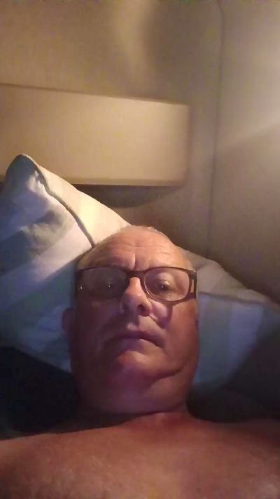 charlemagne18 live cam on Cam4