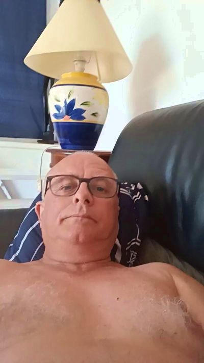 charlemagne18 live cam on Cam4