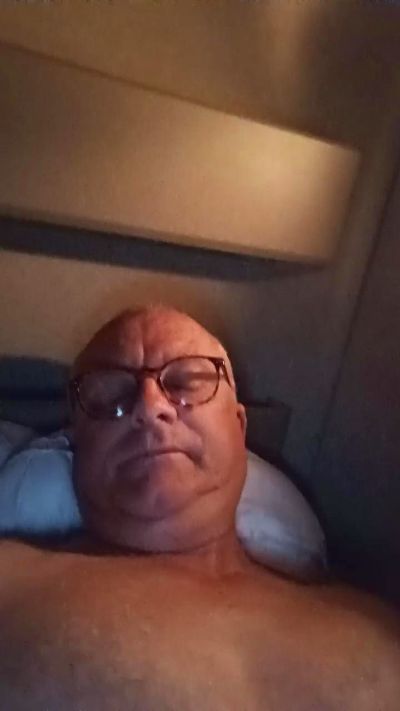 charlemagne18 live cam on Cam4