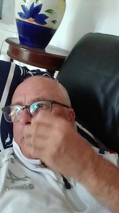 charlemagne18 live cam on Cam4