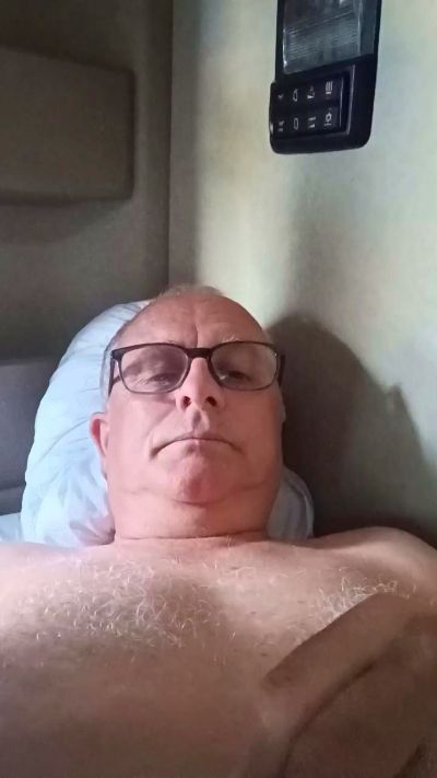 charlemagne18 live cam on Cam4