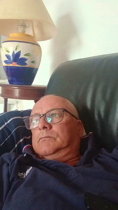 charlemagne18 live cam on Cam4