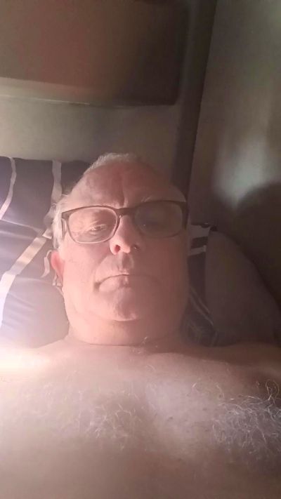 charlemagne18 live cam on Cam4