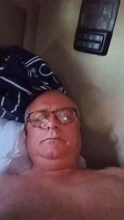 charlemagne18 live cam on Cam4