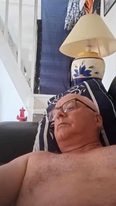 charlemagne18 live cam on Cam4