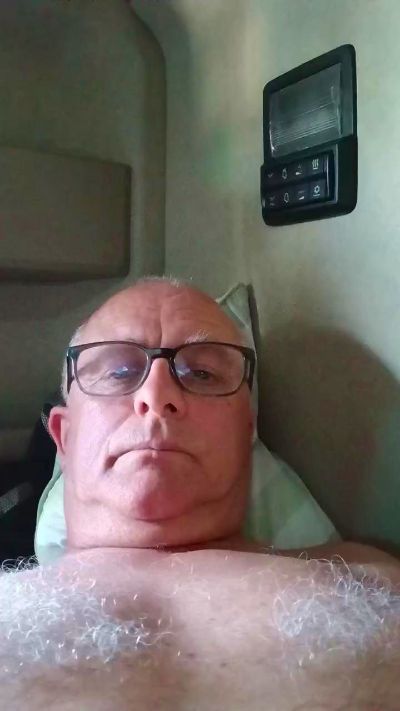 charlemagne18 live cam on Cam4