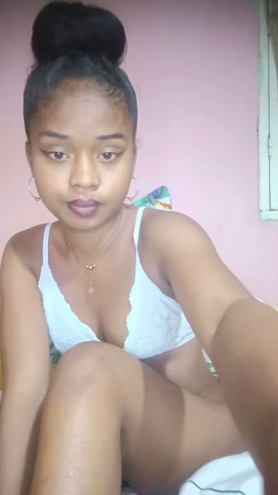charlne_fun live cam on Cam4