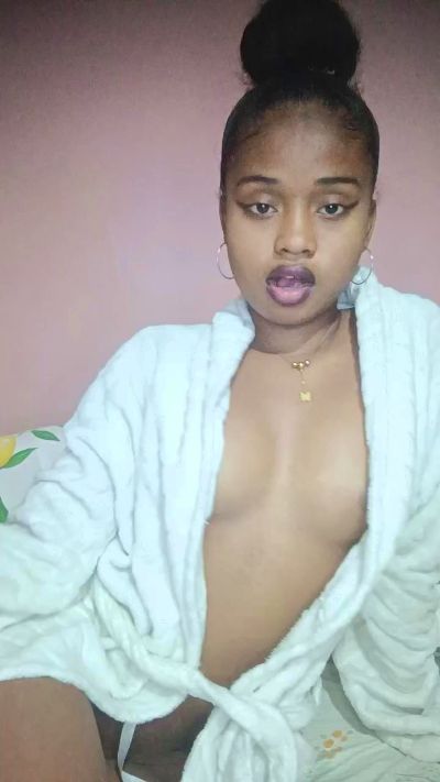 charlne_fun live cam on Cam4
