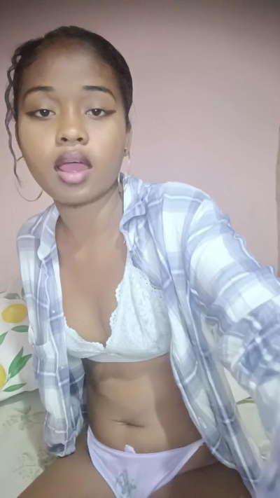 charlne_fun live cam on Cam4