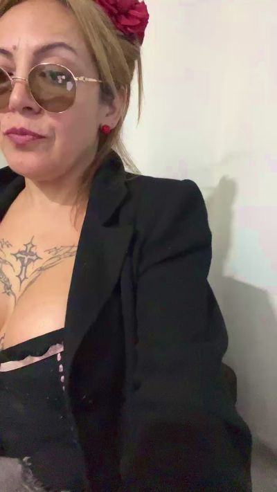 charlotte_milf3 live cam on Cam4