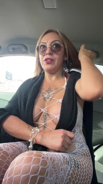 charlotte_milf3 live cam on Cam4