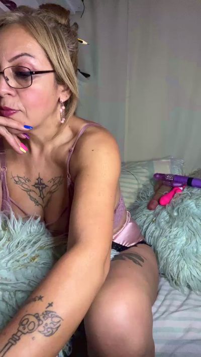 charlotte_milf3 live cam on Cam4