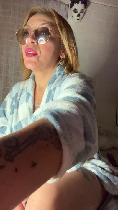 charlotte_milf3 live cam on Cam4