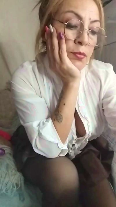 charlotte_milf3 live cam on Cam4