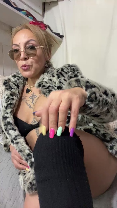 charlotte_milf3 live cam on Cam4