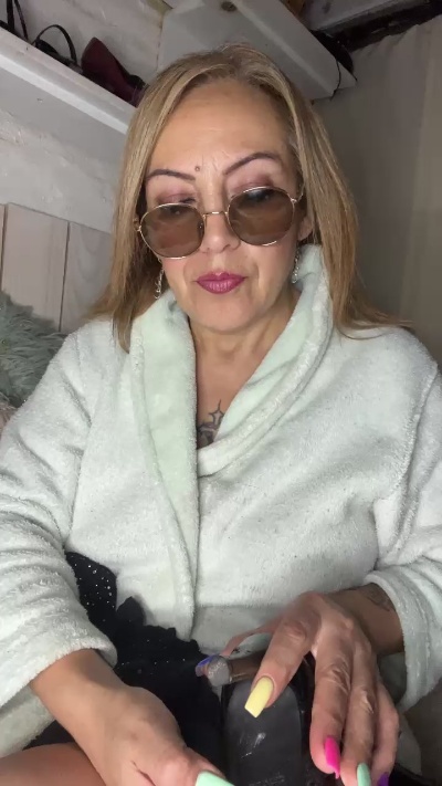 charlotte_milf3 live cam on Cam4