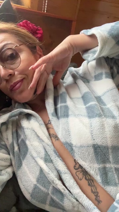 charlotte_milf3 live cam on Cam4