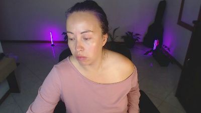 charlottez1 live cam on Cam4