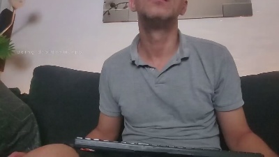 chavarez1981 live cam on Cam4
