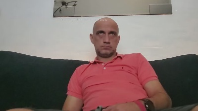 chavarez1981 live cam on Cam4