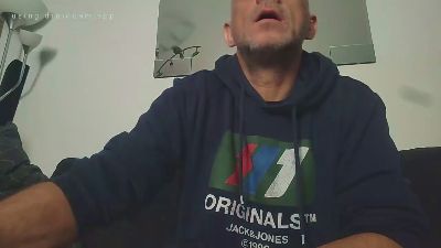 chavarez1981 live cam on Cam4