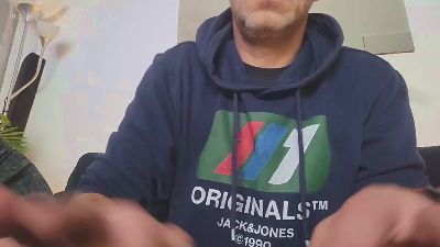 chavarez1981 live cam on Cam4