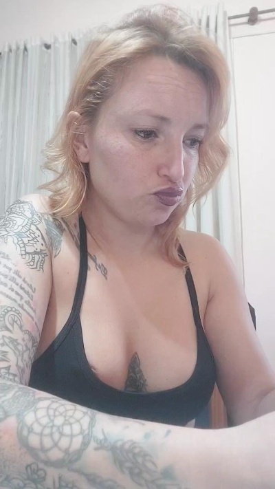 cherryboom20 live cam on Cam4