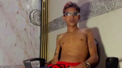 chico_latino23 live cam on Cam4