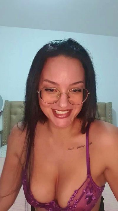 chloe_desire84 live cam on Cam4