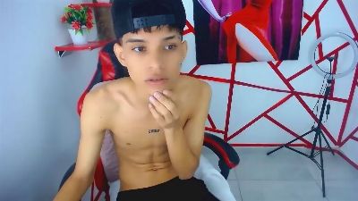 chris_evans77 live cam on Cam4