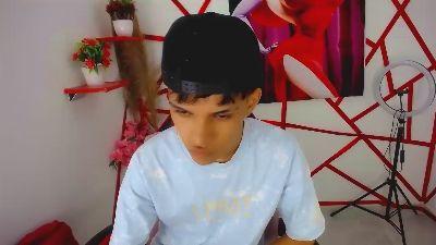 chris_evans77 live cam on Cam4