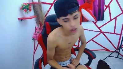 chris_evans77 live cam on Cam4