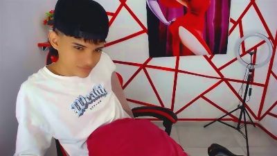 chris_evans77 live cam on Cam4