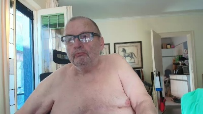chubbie2205 live cam on Cam4