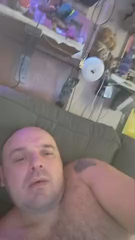 chubbyissy38 live cam on Cam4