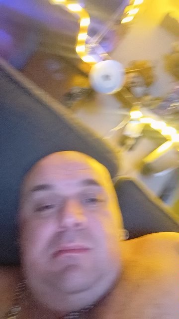 chubbyissy38 live cam on Cam4