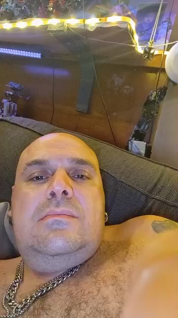chubbyissy38 live cam on Cam4
