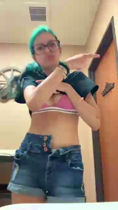 chxrry_b0mbz live cam on Cam4