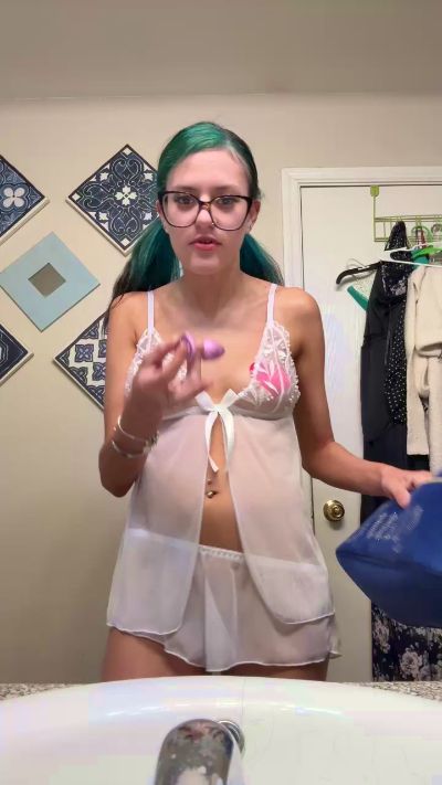 chxrry_b0mbz live cam on Cam4