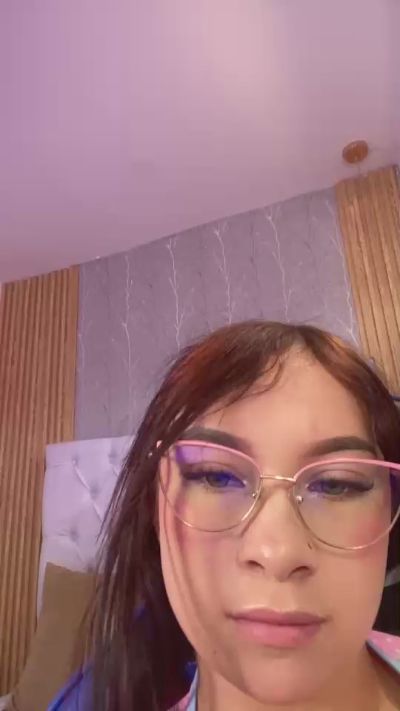 cloe_weiss live cam on Cam4