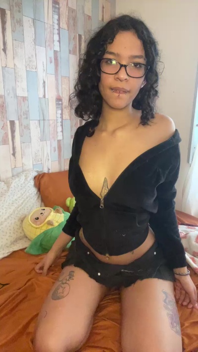 crystilove4 live cam on Cam4