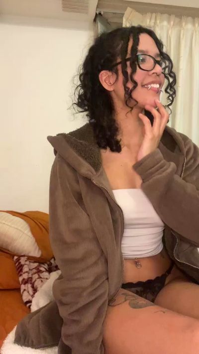 crystilove4 live cam on Cam4
